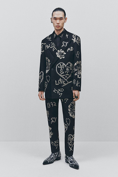 اجعل لكل إطلالة من إطلالاتك قصة مع تشكيلة Alexander McQueen لموسم خريف وشتاء 2022